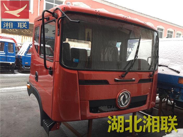 东风特身702驾驶室